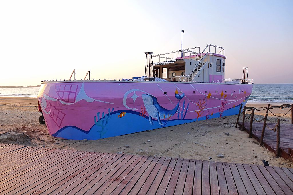 青岛：彩绘轮船装点春日海滨