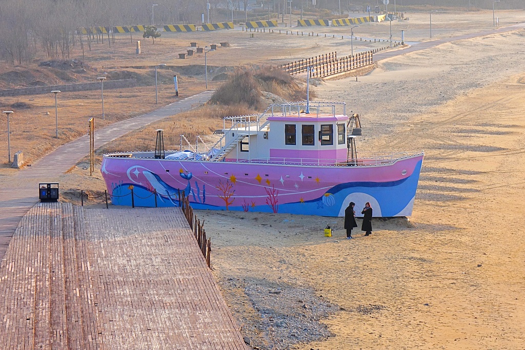 青岛：彩绘轮船装点春日海滨