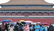 北京雨雪迎惊蛰 游客参观故宫热情不减