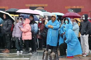 北京雨雪迎惊蛰 游客参观故宫热情不减