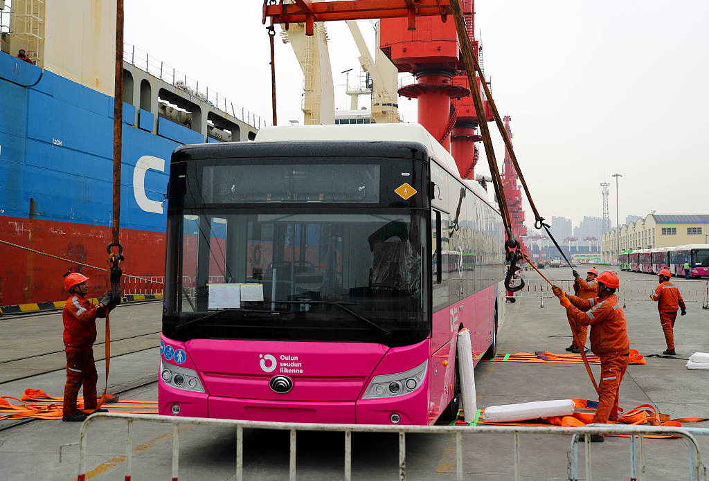 山东港口青岛港首次出口新能源客车