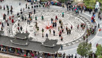 贵州黔东南州：苗族村民跳起传统芦笙舞 欢度“翻鼓节”