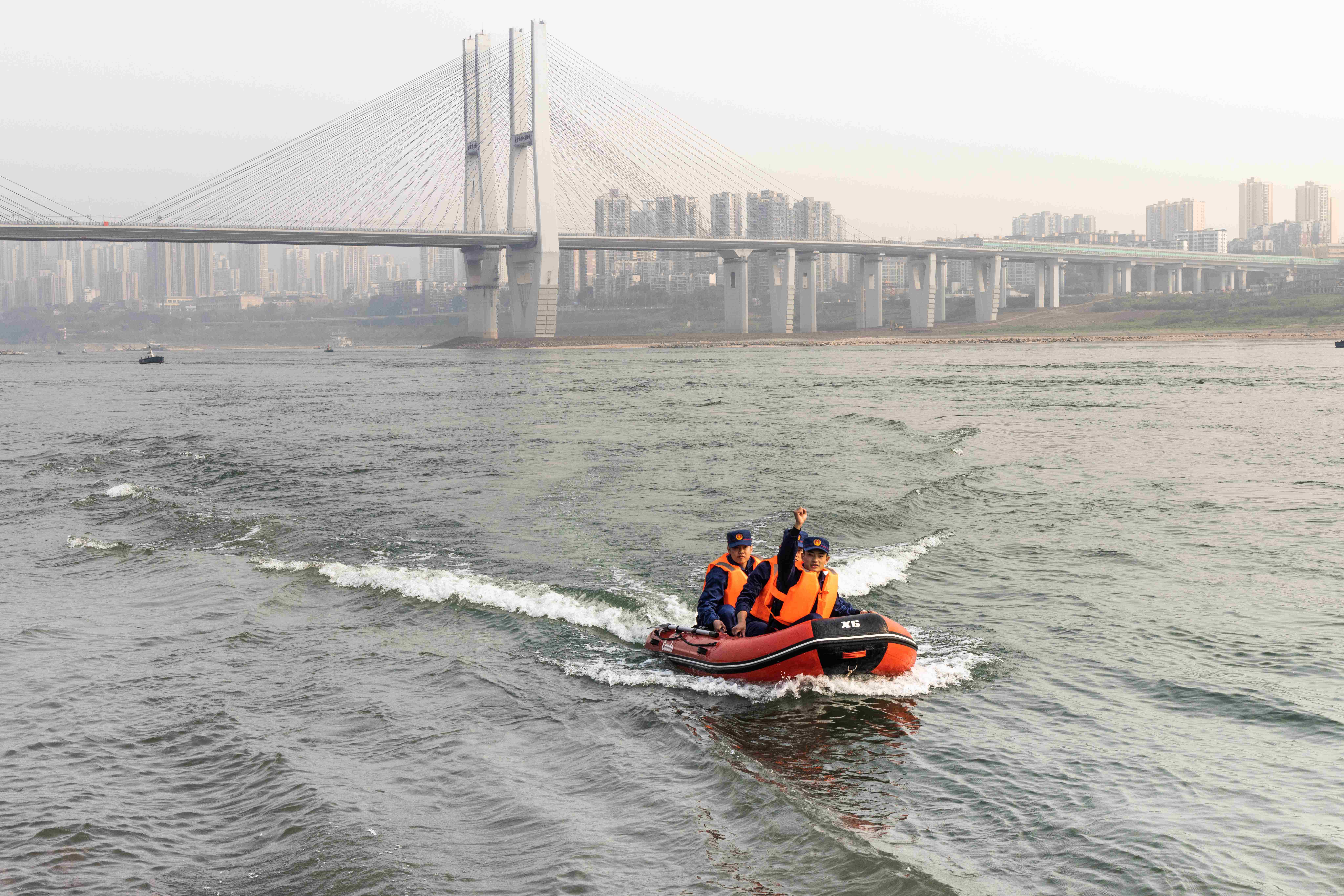 重庆大渡口蓝天救援队和专业救援队联合训练