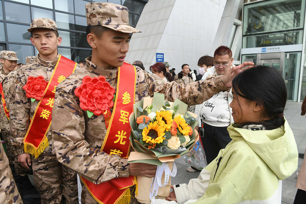 安徽阜阳：新兵启程奔赴军营