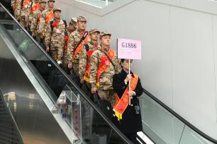 安徽阜阳：新兵启程奔赴军营