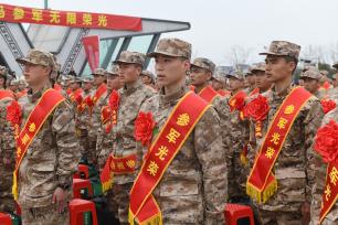 安徽阜阳：新兵启程奔赴军营