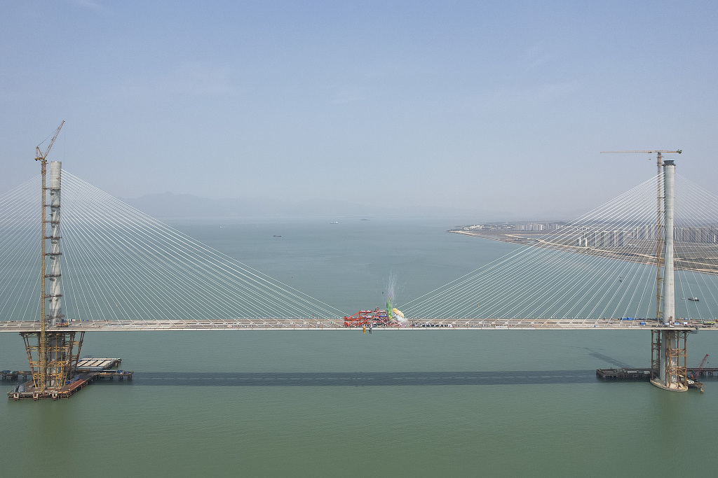 广东黄茅海跨海通道项目高栏港大桥合龙