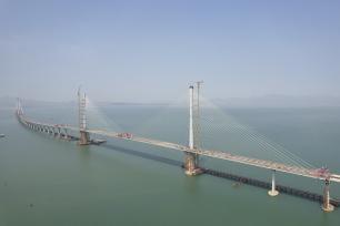 广东黄茅海跨海通道项目高栏港大桥合龙