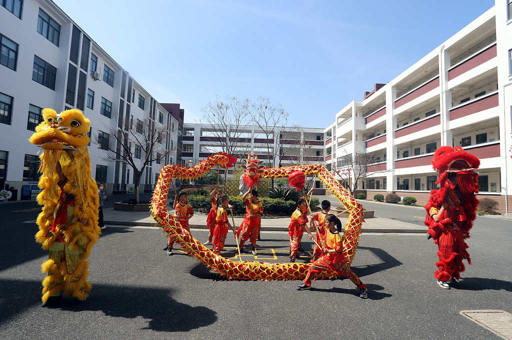 苏州：小学生表演龙狮弘扬传统文化