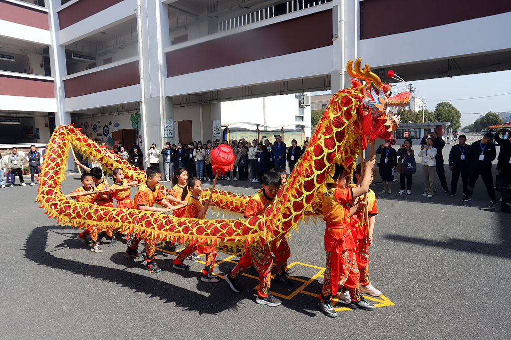 苏州：小学生表演龙狮弘扬传统文化