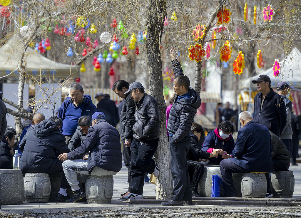 乌鲁木齐气温回升 市民户外享受春日暖阳