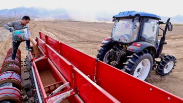 甘肃张掖：祁连山下北斗导航助力小麦播种