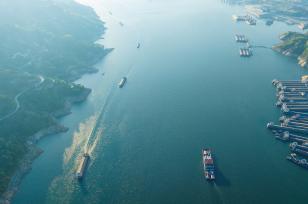湖北宜昌：长江三峡迎来航运繁忙季节