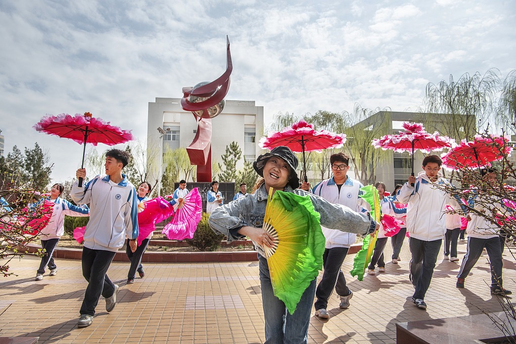 陕西榆林：陕北秧歌扭进中学校园