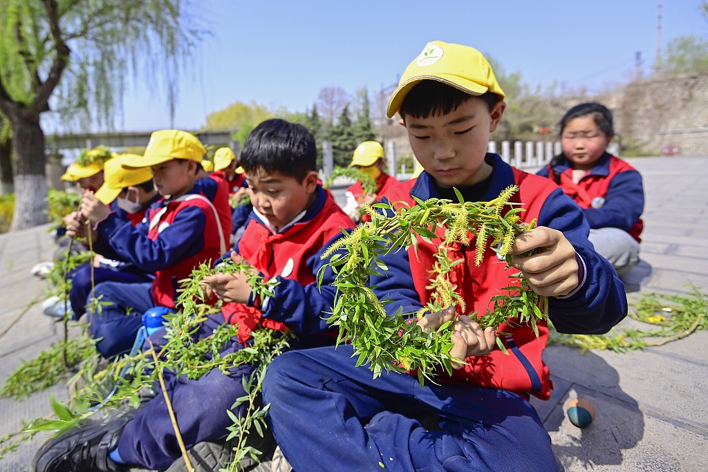 山东青州：小朋友绘彩蛋碰鸡蛋迎清明