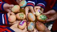 山东青州：小朋友绘彩蛋碰鸡蛋迎清明