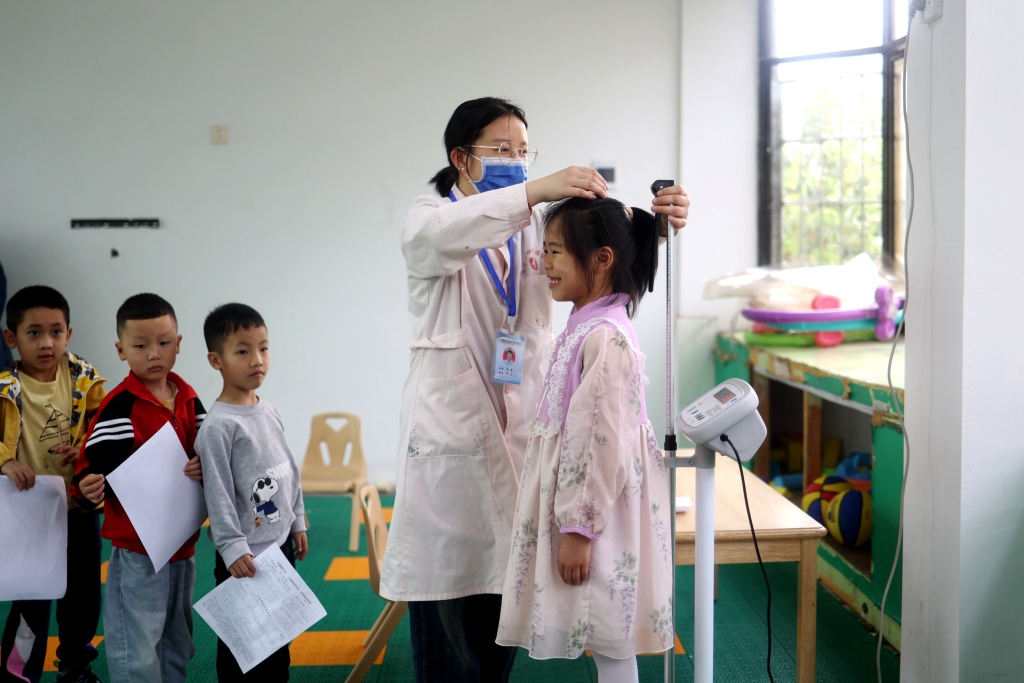 湖南怀化：妇幼保健医生给幼儿定期体检