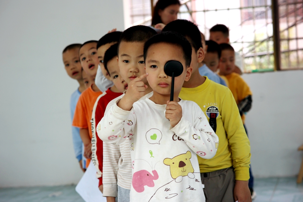 湖南怀化：妇幼保健医生给幼儿定期体检
