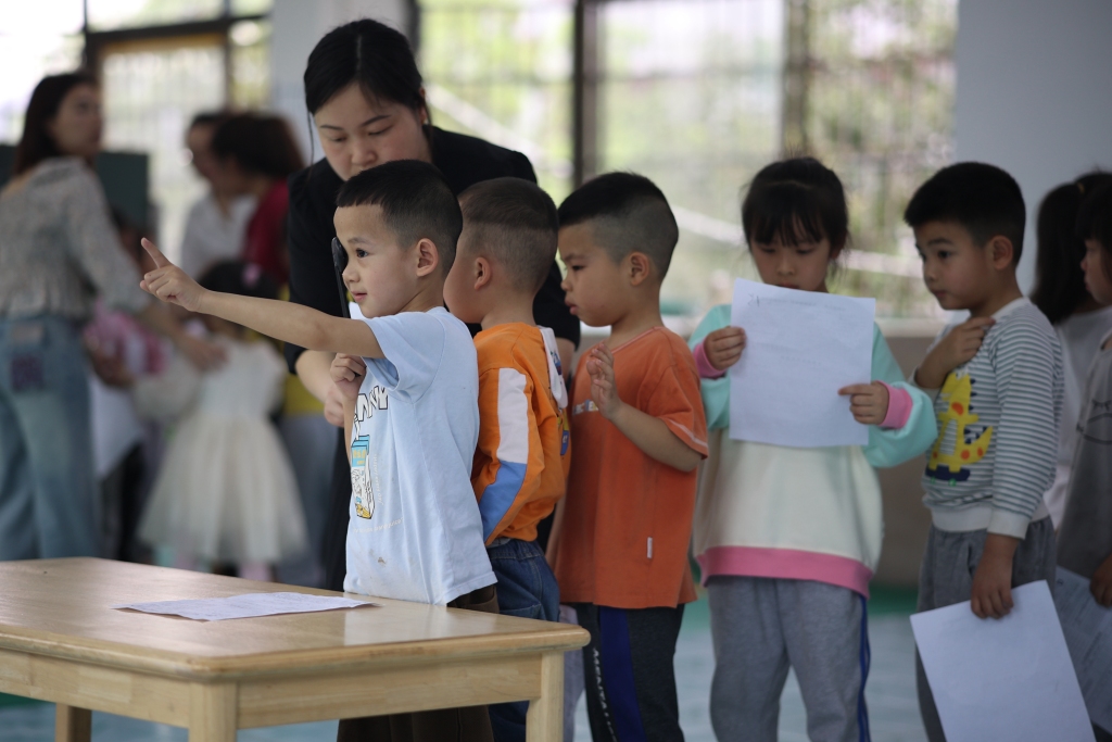 湖南怀化：妇幼保健医生给幼儿定期体检