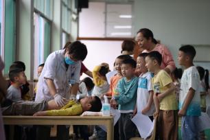 湖南怀化：妇幼保健医生给幼儿定期体检