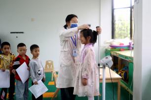 湖南怀化：妇幼保健医生给幼儿定期体检