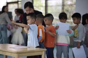 湖南怀化：妇幼保健医生给幼儿定期体检