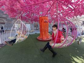 哈尔滨：游客清明假期逛老街赏民俗