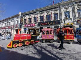 哈尔滨：游客清明假期逛老街赏民俗