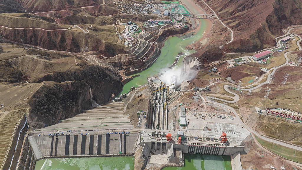 青海果洛州：玛尔挡水电站冰水交融