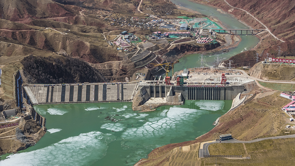 青海果洛州：玛尔挡水电站冰水交融
