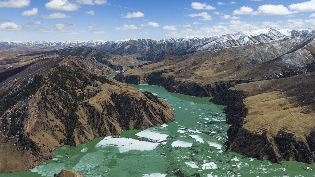 青海果洛州：玛尔挡水电站冰水交融