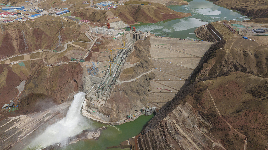 青海果洛州：玛尔挡水电站冰水交融