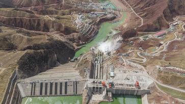 青海果洛州：玛尔挡水电站冰水交融