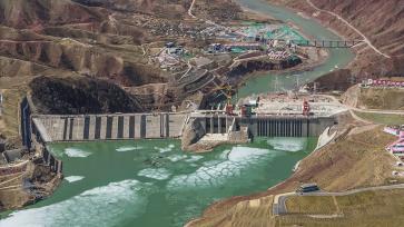 青海果洛州：玛尔挡水电站冰水交融