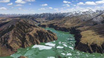青海果洛州：玛尔挡水电站冰水交融