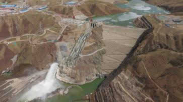 青海果洛州：玛尔挡水电站冰水交融