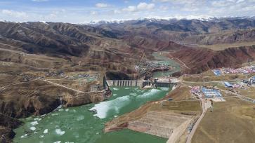 青海果洛州：玛尔挡水电站冰水交融