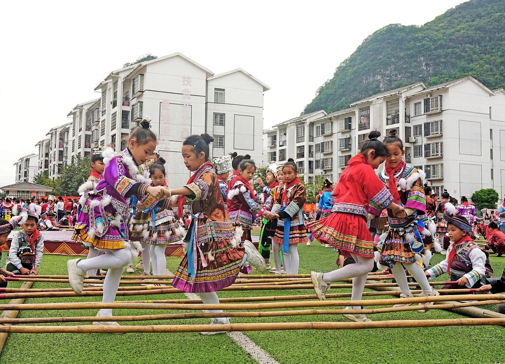 广西柳州：小学生参加民族体育趣味运动