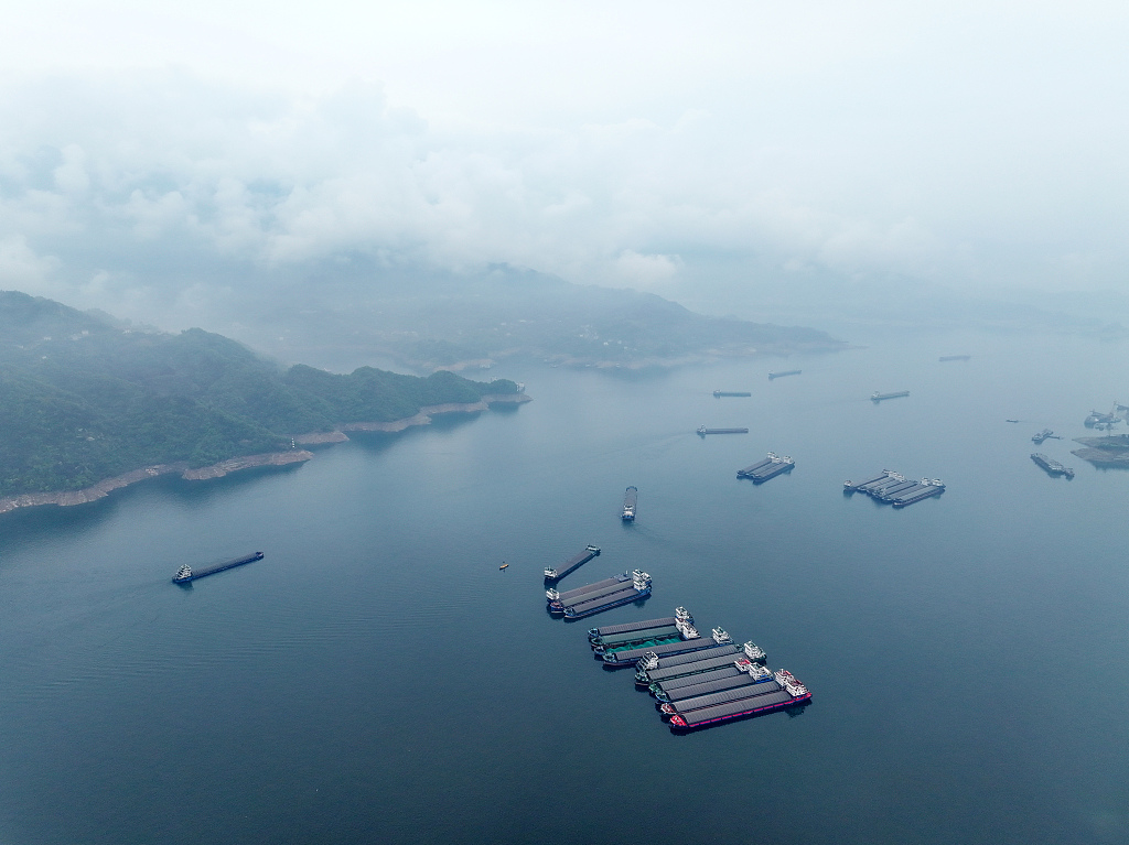 雨后三峡烟雨朦胧 船行其间似水墨画卷