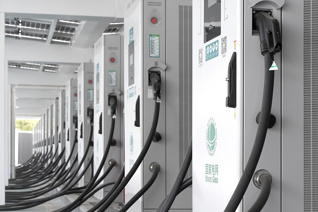 武汉超级充电站未来感十足 15分钟充满一辆车