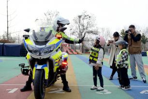 山东枣庄：交警走进幼儿园宣传交通安全