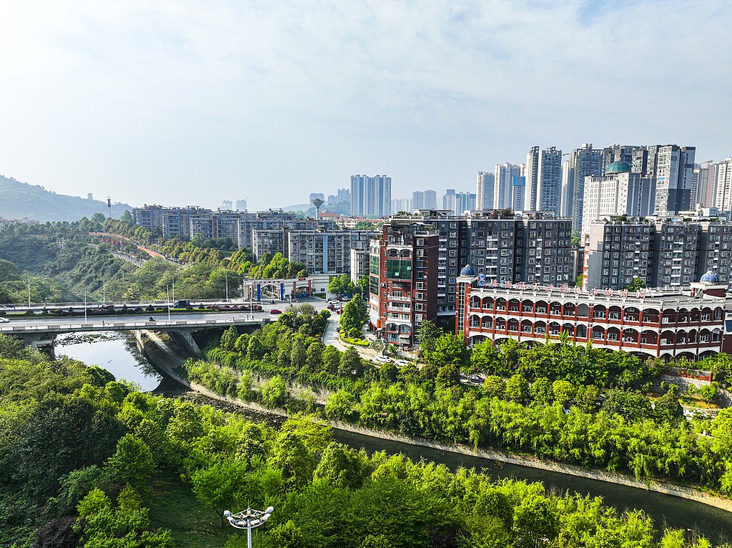 贵州黔西：城市绿荫让市民推窗见绿