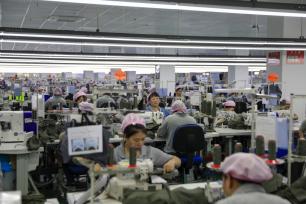 贵州黔东南州：服装工人赶制海内外订单产品