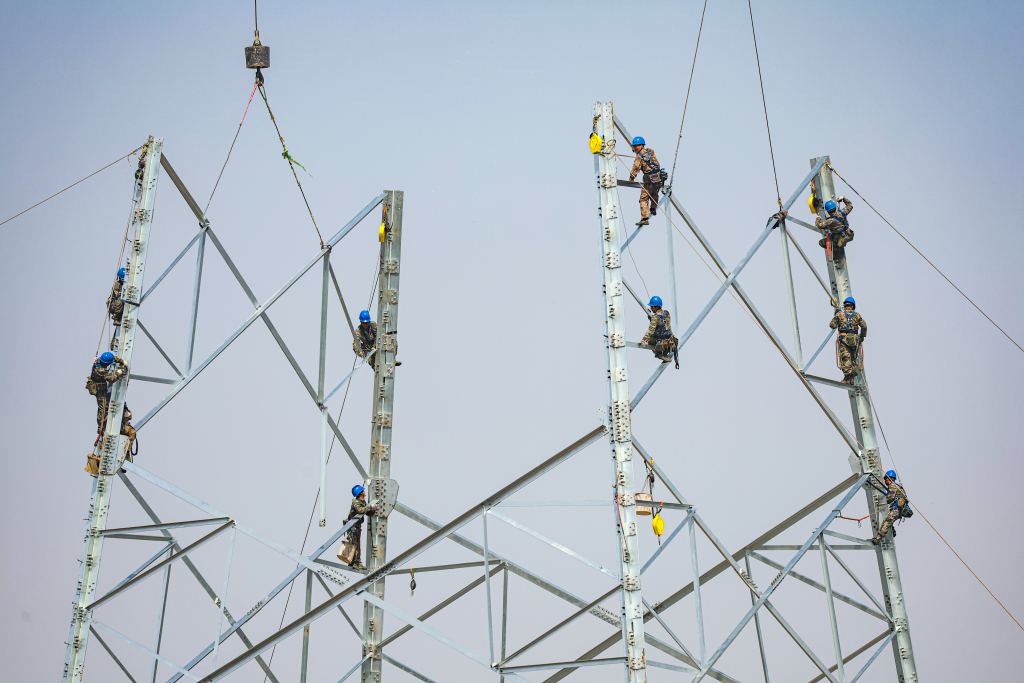 沈阳：电力工人高空输电线路铁塔施工