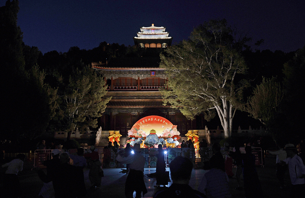 北京景山公园开启“夜赏牡丹” 红墙光影尽展“国色天香”
