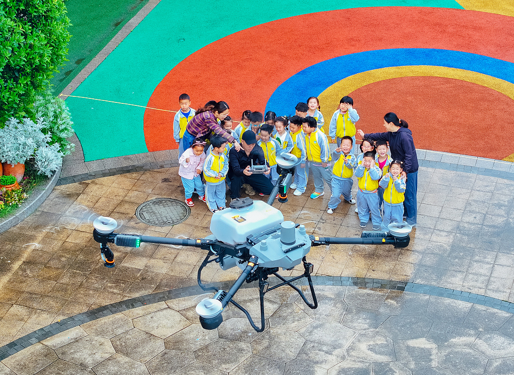 浙江湖州：科技进校园 儿童学习无人机知识