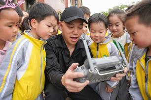 浙江湖州：科技进校园 儿童学习无人机知识