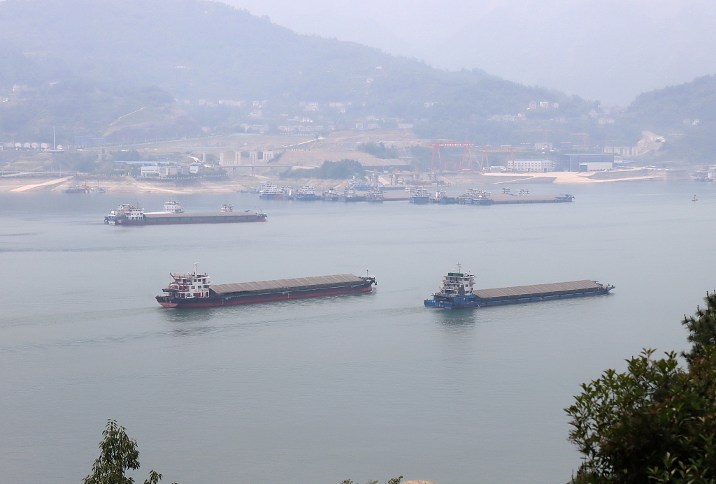 湖北宜昌：长江三峡航运繁忙有序