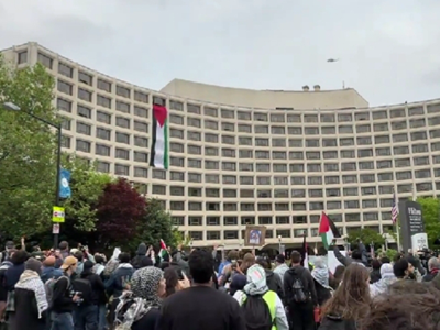 反以抗议者涌入白宫记者晚宴举办地：悬挂巨幅巴勒斯坦国旗 人声鼎沸