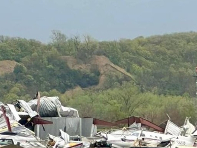 美国多地遭龙卷风侵袭：机场建筑破损 飞机埋在碎片中